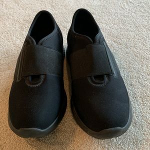 NWOT sport slip-on shoes black 7.5 Vaneli.